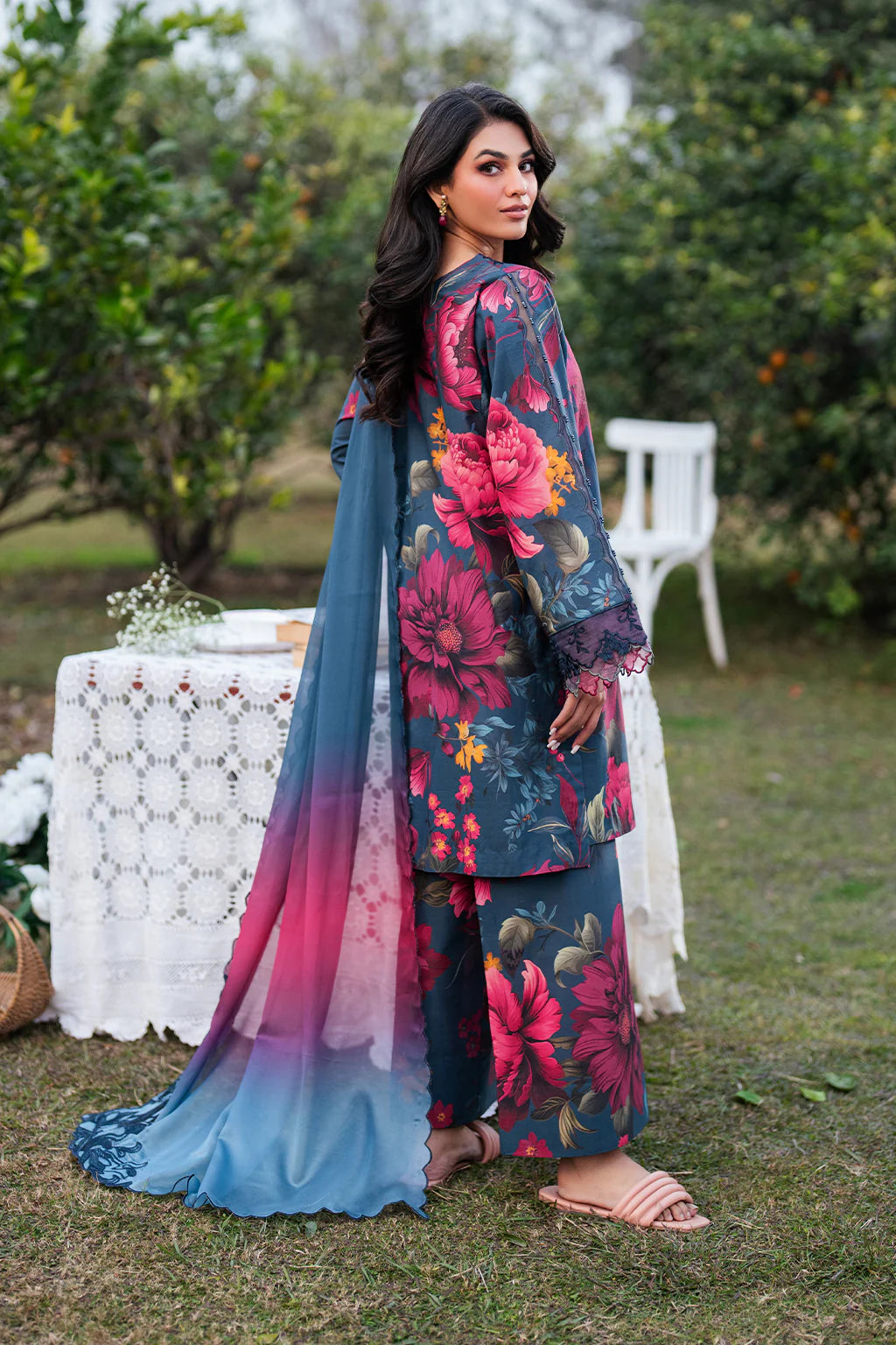 Iznik Embroidered Lawn 3Pcs Luxury Suit UE-401