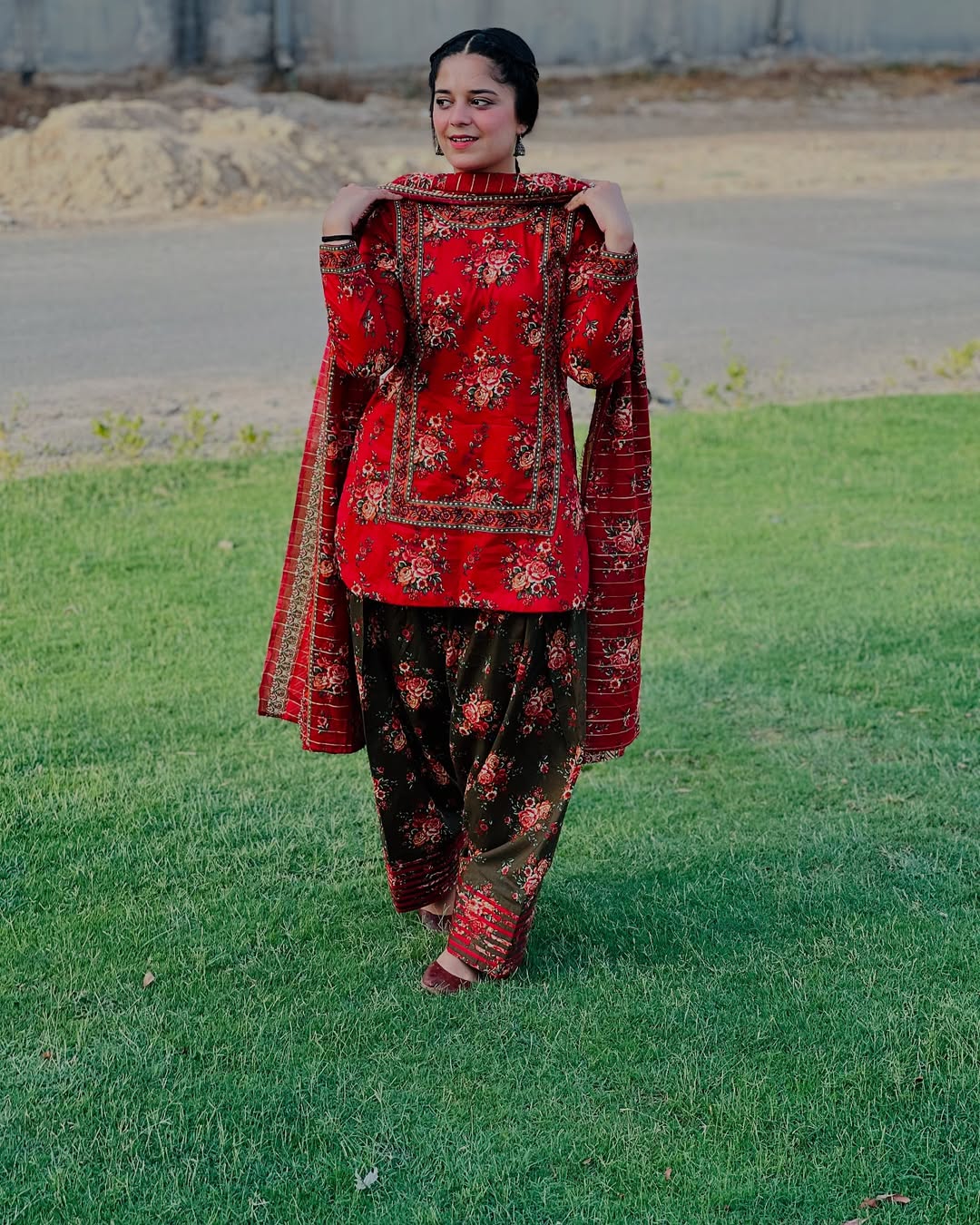 Uswa Zia Outfits Hit 3Pcs Printed Shirt Trouser Dupatta 000186