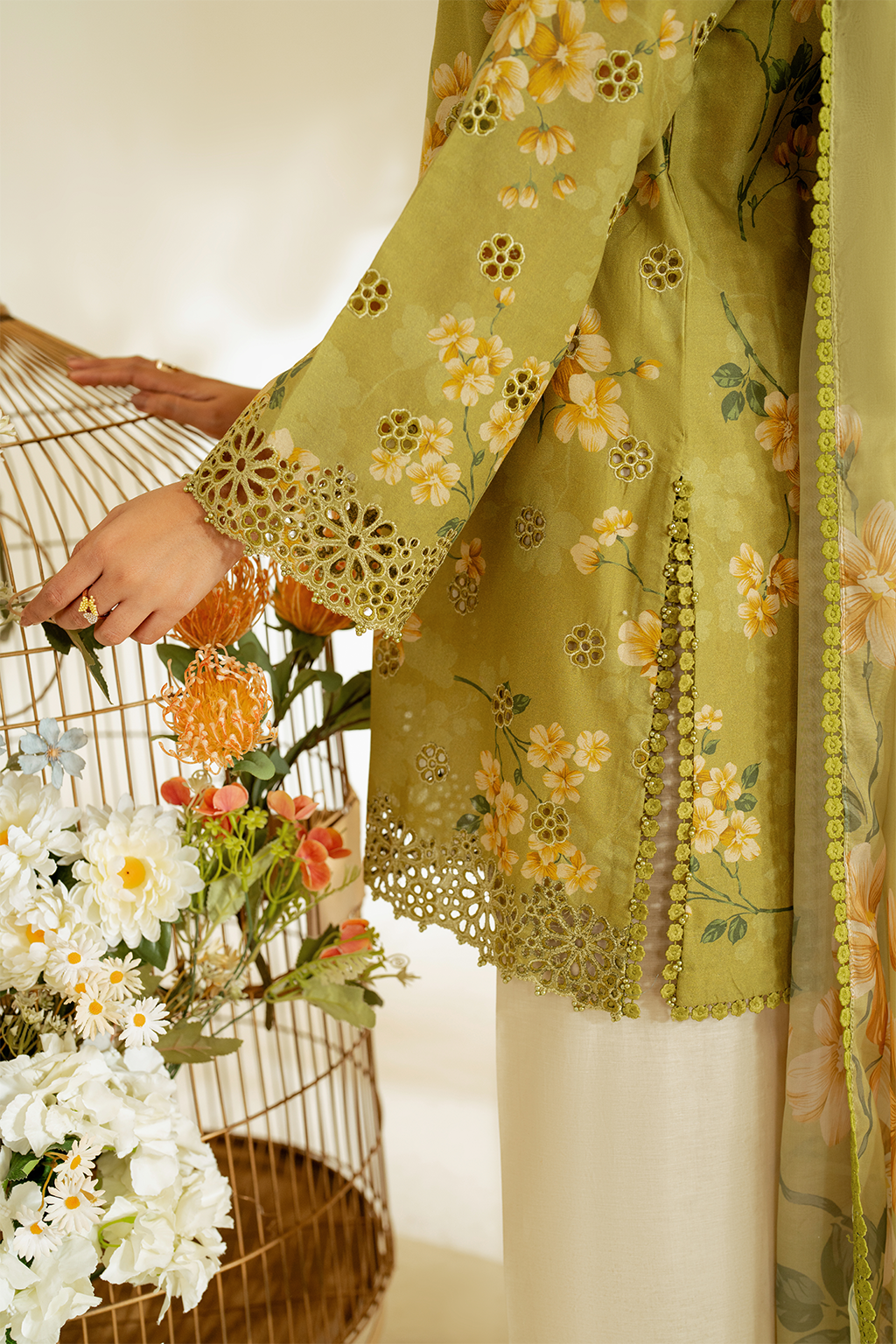 Izel –  Chicken Kari Lawn 3-Piece Unstitched Suit UE-446