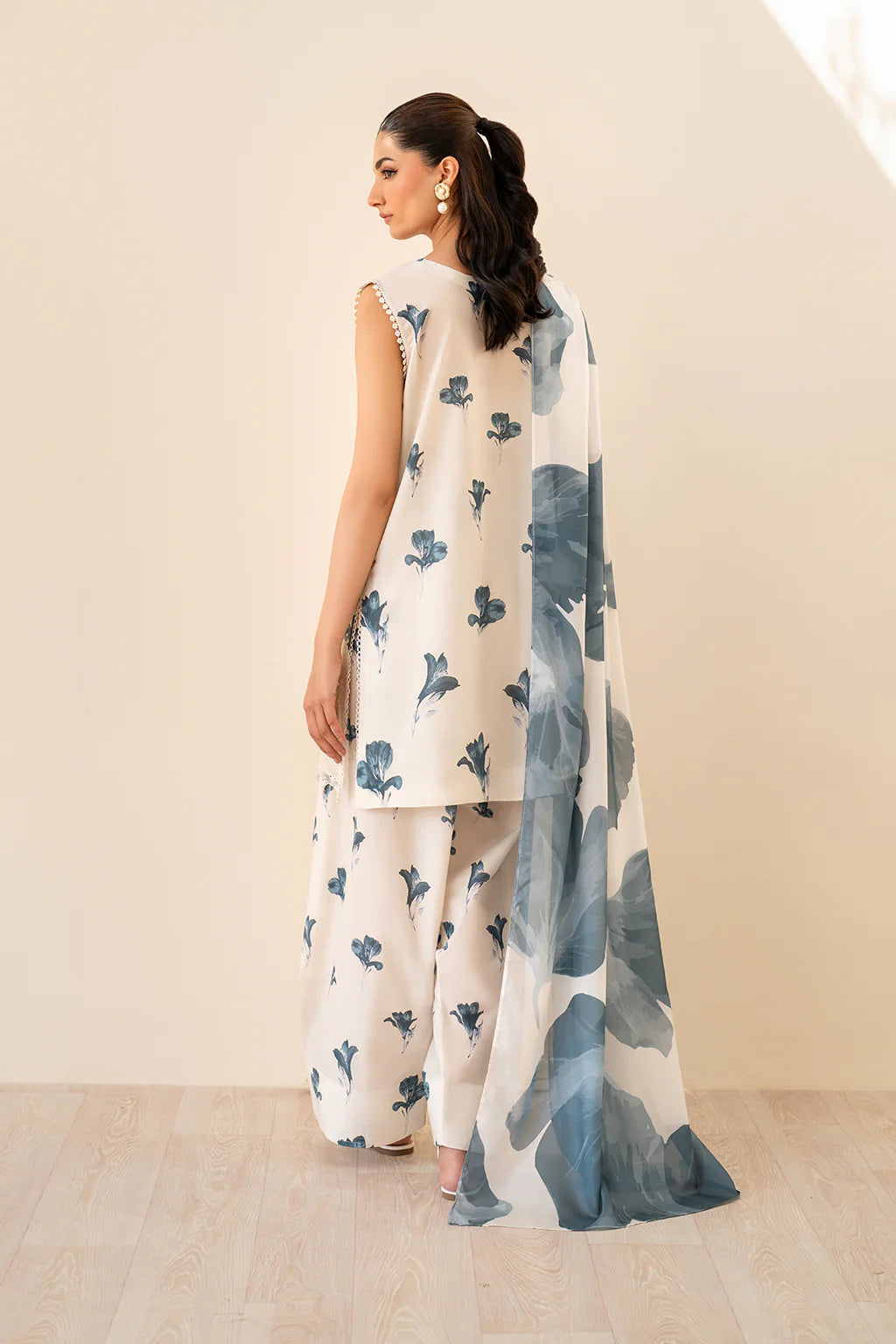 Iznik Embroidered Lawn 3Pcs Luxury Suit UE-442 Skin Gray