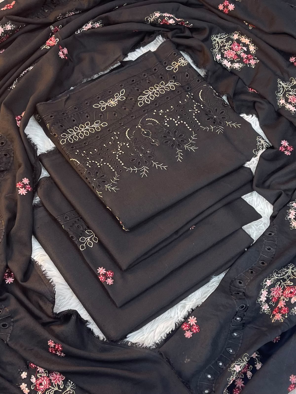 Agha Noor Embroidered Karandi 3-Piece Unstitched Suit 002081