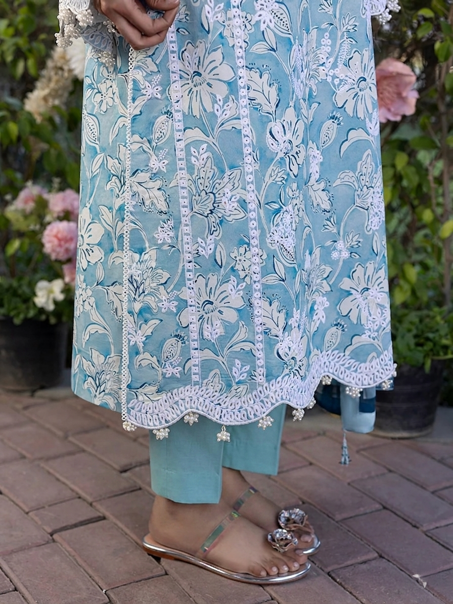 Izel – Pearl Chicken Kari Lawn 3-Piece Suit With Base Colour Trouser