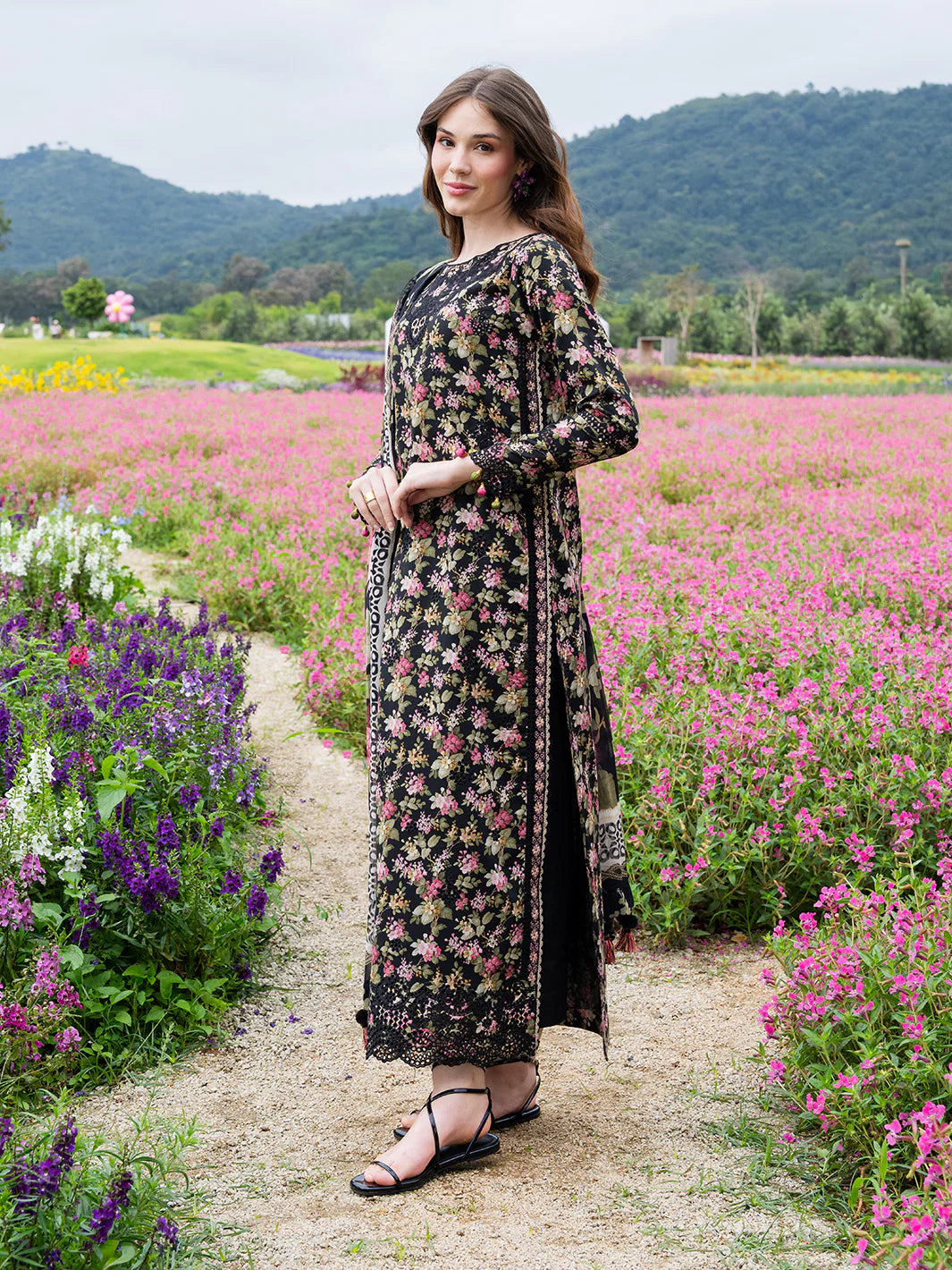 Izel –  Rosaa Chicken Kari Lawn 3-Piece Unstitched Suit