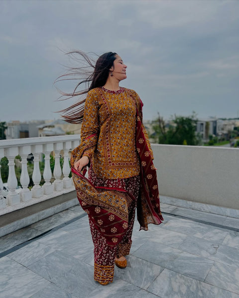 Uswa Zia Outfits Hit 3Pcs Printed Shirt Trouser Dupatta 000195