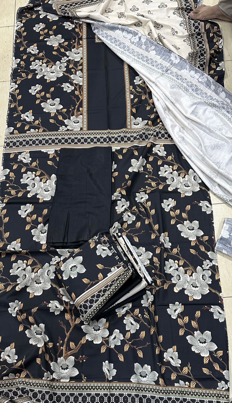 Orient Khaddar 3Pcs Printed Flower Design AUO01
